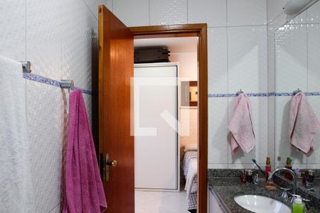 Banheiro da Suíte 1 de casa de condomínio para alugar com 3 quartos, 170m² em Zumbi, Rio de Janeiro