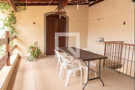 Casa à venda com 421m², 4 quartos e 5 vagas Casa à venda com 421m², 4 quartos e 5 vagasVaranda