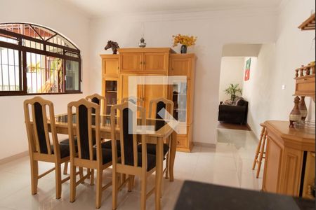 Casa à venda com 421m², 4 quartos e 5 vagas Casa à venda com 421m², 4 quartos e 5 vagasSala de Jantar