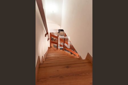 Casa à venda com 421m², 4 quartos e 5 vagas Casa à venda com 421m², 4 quartos e 5 vagasEscada