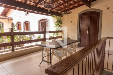 Casa à venda com 421m², 4 quartos e 5 vagas Casa à venda com 421m², 4 quartos e 5 vagasVaranda