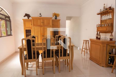 Casa à venda com 421m², 4 quartos e 5 vagas Casa à venda com 421m², 4 quartos e 5 vagasSala de Jantar