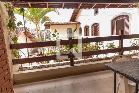 Casa à venda com 421m², 4 quartos e 5 vagas Casa à venda com 421m², 4 quartos e 5 vagasVaranda