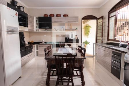 Casa à venda com 421m², 4 quartos e 5 vagas Casa à venda com 421m², 4 quartos e 5 vagasCozinha 1