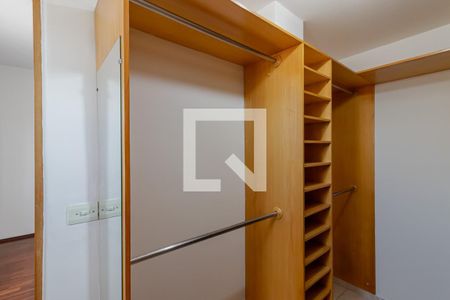 Casa à venda com 178m², 3 quartos e 2 vagas Casa à venda com 178m², 3 quartos e 2 vagasCloset da Suíte