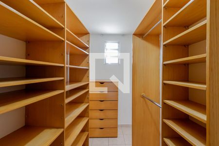 Casa à venda com 178m², 3 quartos e 2 vagas Casa à venda com 178m², 3 quartos e 2 vagasCloset da Suíte