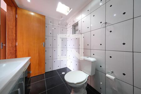 Banheiro de kitnet/studio para alugar com 1 quarto, 30m² em Novo Mundo, Curitiba
