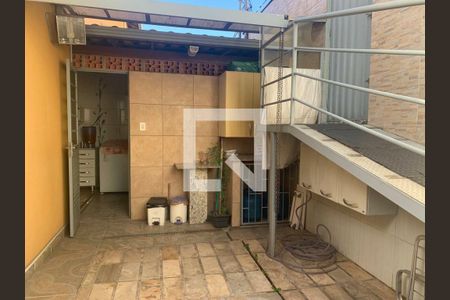 Casa à venda com 5 quartos, 228m² em Santa Mônica, Belo Horizonte