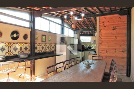 Casa à venda com 330m², 4 quartos e 4 vagas