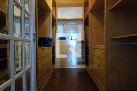 Casa à venda com 253m², 4 quartos e 4 vagasCloset