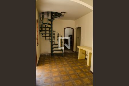 Casa à venda com 200m², 5 quartos e 4 vagasEscada