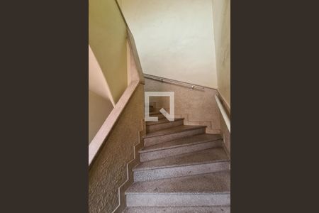 Apartamento para alugar com 70m², 2 quartos e sem vaga Apartamento para alugar com 70m², 2 quartos e sem vagaEscada