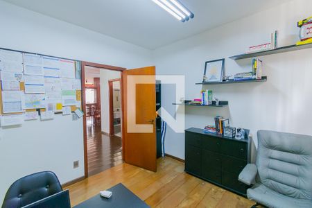 Casa à venda com 550m², 4 quartos e 7 vagasEscritório