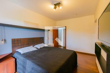 Casa à venda com 550m², 4 quartos e 7 vagasSuíte 1