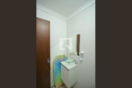 Casa à venda com 150m², 3 quartos e 2 vagas Casa à venda com 150m², 3 quartos e 2 vagasBanheiro Serviço