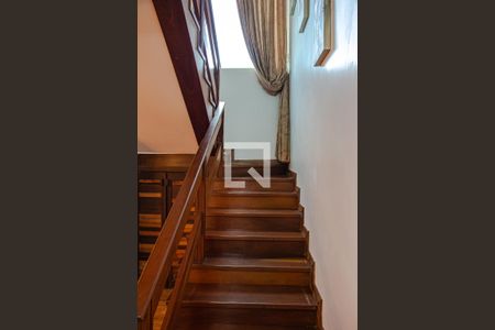 Casa à venda com 298m², 4 quartos e 3 vagasEscada
