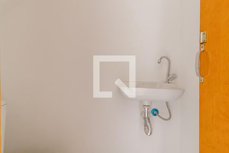 Lavabo de casa de condomínio para alugar com 2 quartos, 55m² em Vila Brasílio Machado, São Paulo
