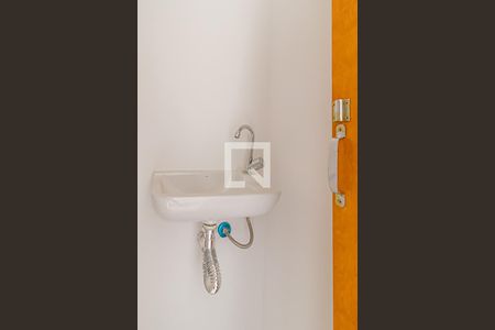 Lavabo de casa de condomínio para alugar com 2 quartos, 55m² em Vila Brasílio Machado, São Paulo