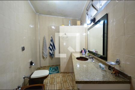 Casa à venda com 300m², 3 quartos e 8 vagasBanheiro da Suíte 2