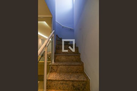 Escada de casa para alugar com 5 quartos, 400m² em Vila Fachini, São Paulo