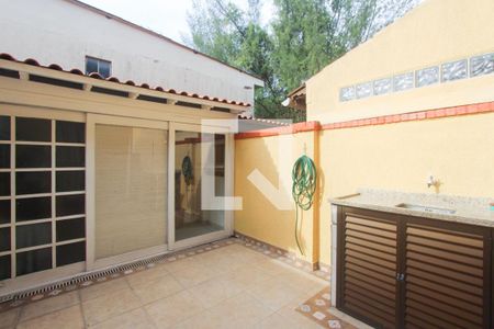 Casa à venda com 107m², 3 quartos e 2 vagas Casa à venda com 107m², 3 quartos e 2 vagasFUNDOS