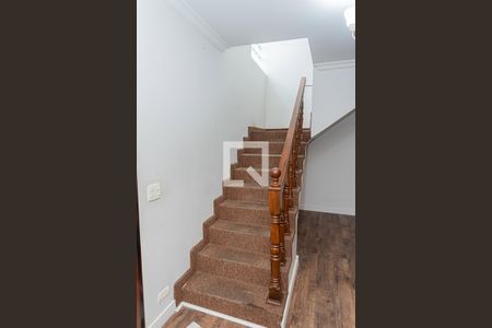 Escada de casa para alugar com 3 quartos, 130m² em Vila Ramos, São Paulo