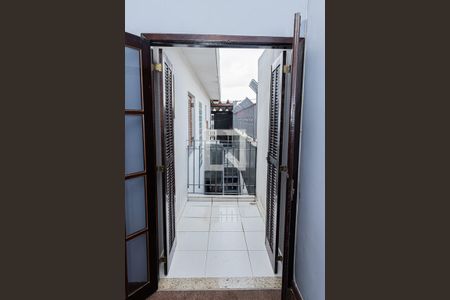 Varanda quarto 1 de casa para alugar com 3 quartos, 130m² em Vila Ramos, São Paulo