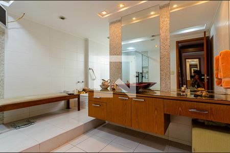 Apartamento à venda com 420m², 4 quartos e 6 vagas Apartamento à venda com 420m², 4 quartos e 6 vagasBanheiro da Suite 4