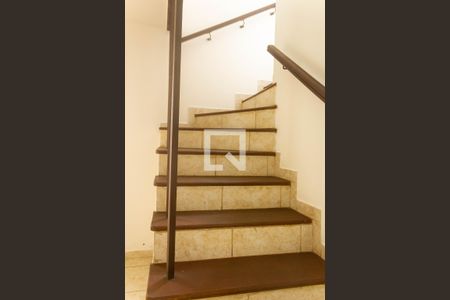 Escadas de casa à venda com 4 quartos, 125m² em Jardim Luanda, São Paulo