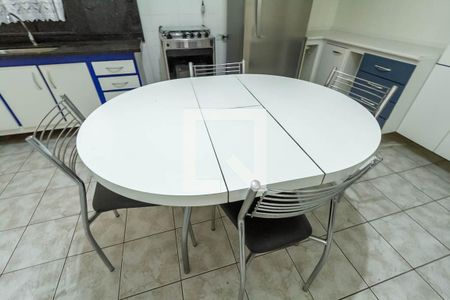 Apartamento para alugar com 74m², 2 quartos e 1 vaga Apartamento para alugar com 74m², 2 quartos e 1 vagaMesa e cadeiras