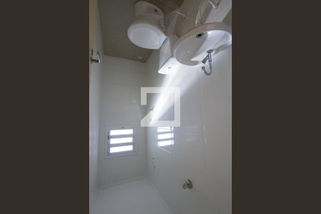 Banheiro de kitnet/studio para alugar com 1 quarto, 25m² em Parque Císperfa, São Paulo