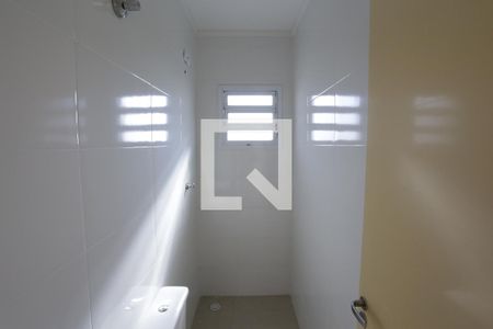 Banheiro de kitnet/studio para alugar com 1 quarto, 25m² em Parque Císperfa, São Paulo