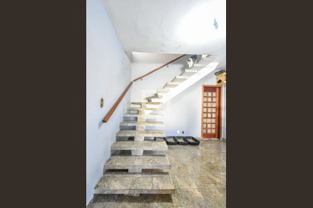 Casa à venda com 130m², 3 quartos e 2 vagasEscada