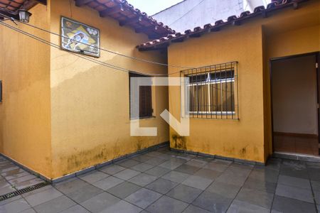 Casa à venda com 200m², 2 quartos e 3 vagas Casa à venda com 200m², 2 quartos e 3 vagasQuintal