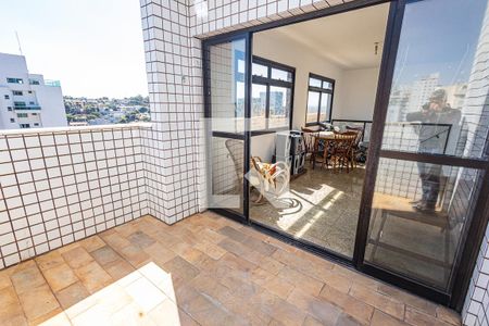 Apartamento à venda com 259m², 4 quartos e 4 vagas Apartamento à venda com 259m², 4 quartos e 4 vagasVaranda