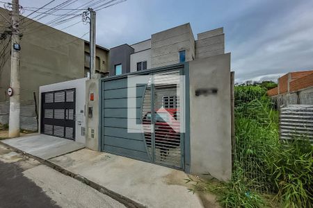 Casa à venda com 110m², 2 quartos e 2 vagas Casa à venda com 110m², 2 quartos e 2 vagasFachada