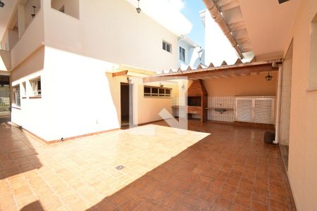 Casa à venda com 291m², 4 quartos e 4 vagas Casa à venda com 291m², 4 quartos e 4 vagasQuintal