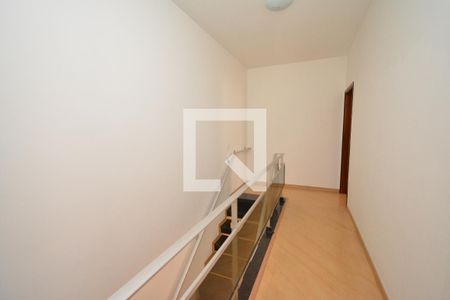 Casa à venda com 291m², 4 quartos e 4 vagas Casa à venda com 291m², 4 quartos e 4 vagasCorredor