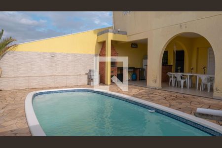 Casa à venda com 150m², 4 quartos e 2 vagas Casa à venda com 150m², 4 quartos e 2 vagasPiscina