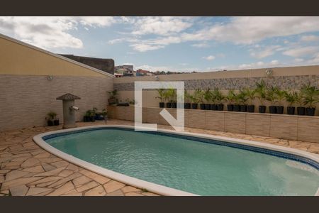 Casa à venda com 150m², 4 quartos e 2 vagas Casa à venda com 150m², 4 quartos e 2 vagasPiscina