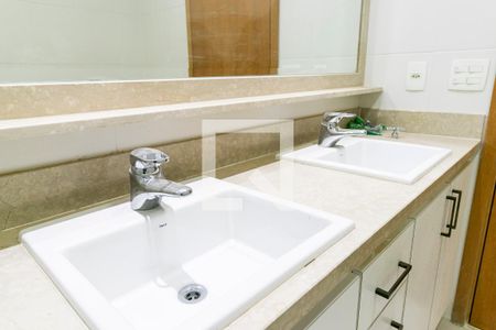 Apartamento à venda com 206m², 4 quartos e 4 vagasBanheiro da Suíte 1 - Pia