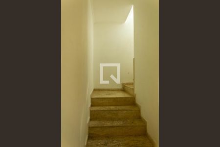 Escadas de casa à venda com 3 quartos, 172m² em Jardim dos Lagos, São Paulo