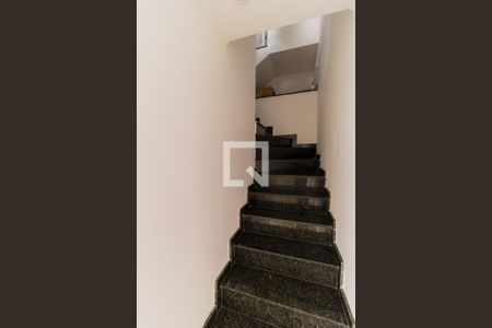 Casa à venda com 160m², 3 quartos e 3 vagas Casa à venda com 160m², 3 quartos e 3 vagasEscada