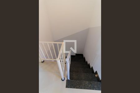 Casa à venda com 160m², 3 quartos e 3 vagas Casa à venda com 160m², 3 quartos e 3 vagasEscada