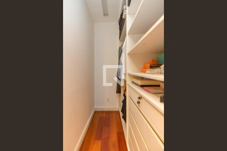 Apartamento à venda com 167m², 3 quartos e 3 vagas Apartamento à venda com 167m², 3 quartos e 3 vagasCloset da Suíte 1