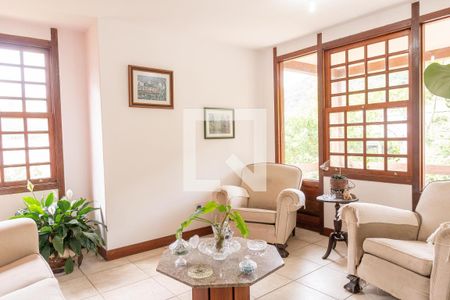 Sala  de casa de condomínio à venda com 4 quartos, 420m² em Itaipu, Niterói