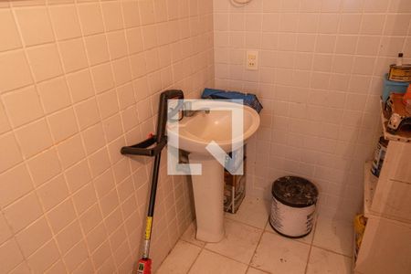 Casa de condomínio à venda com 420m², 4 quartos e 3 vagasBanheiro de Serviço