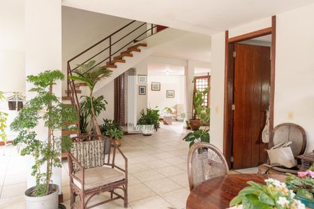 Sala  de casa de condomínio à venda com 4 quartos, 420m² em Itaipu, Niterói