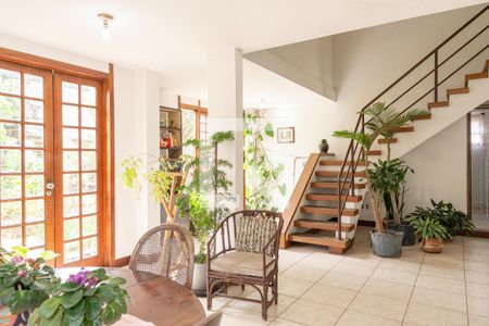 Sala  de casa de condomínio à venda com 4 quartos, 420m² em Itaipu, Niterói