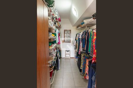 Casa de condomínio à venda com 420m², 4 quartos e 3 vagasCloset da suíte
